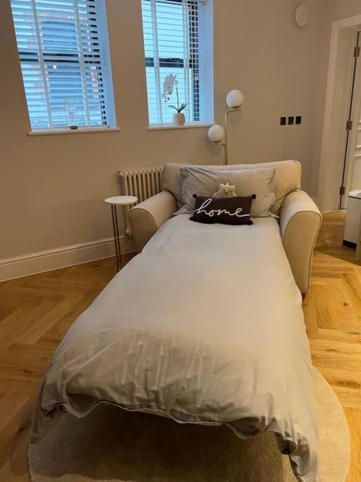 New Apartment, 10 Mins From Principality Stadium *