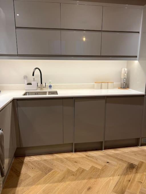 New Apartment, 10 Mins From Principality Stadium