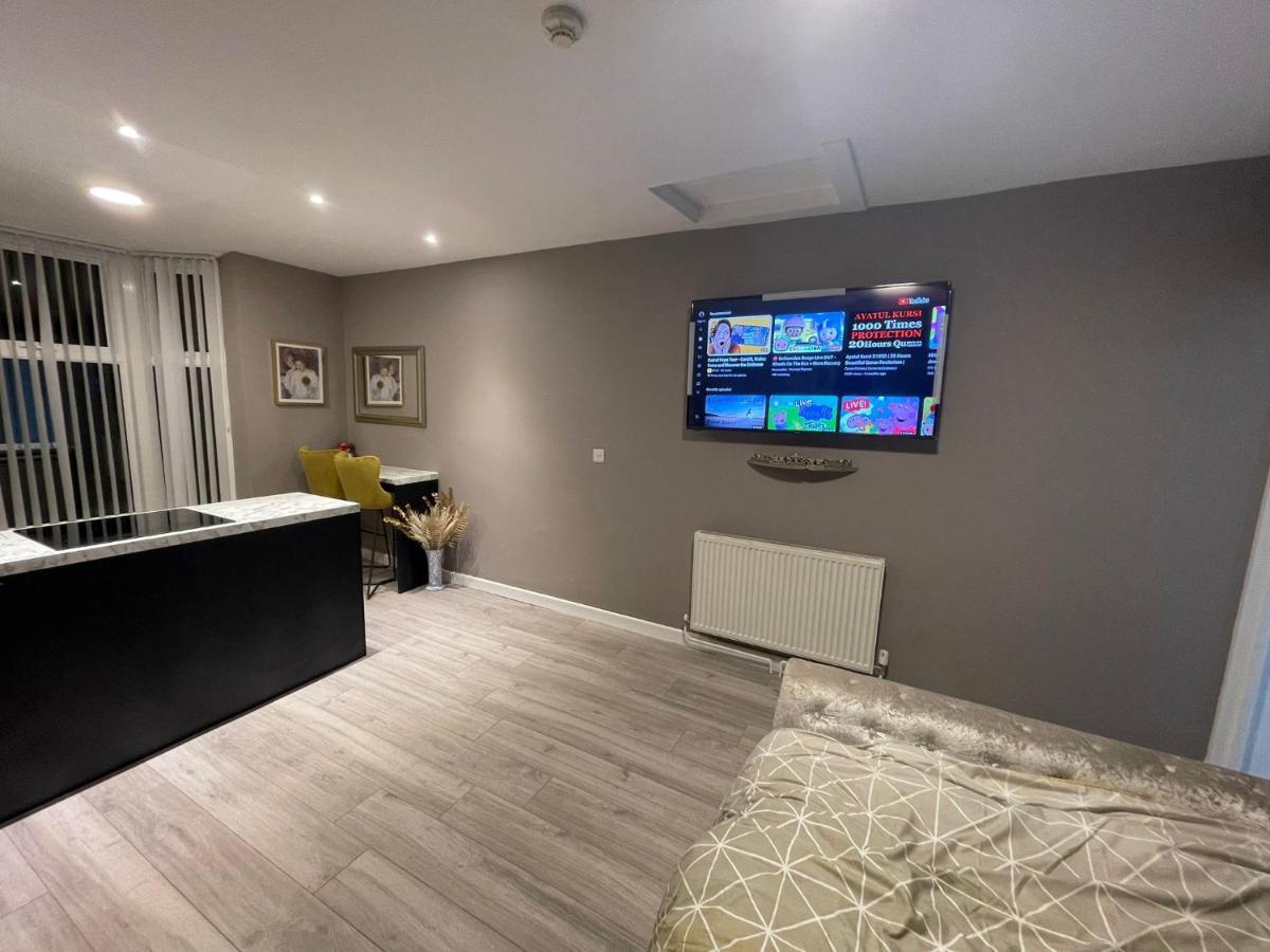 Selection Of Stylish Within Walking Distance Of City Centre *