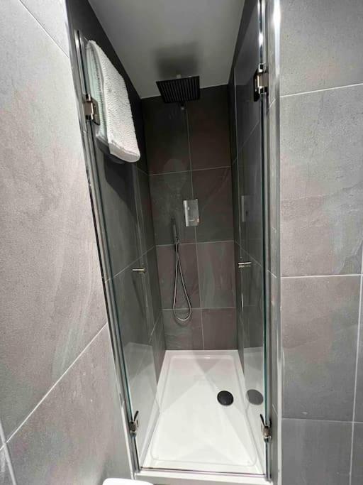 New Apartment, 10 Mins From Principality Stadium Cardiff