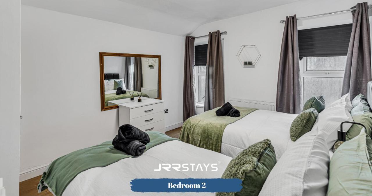 Stylish 2 Bedroom Sleeps 6 Wi-fi - Jrr Apartment *
