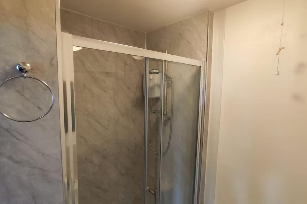 1 Bedroom In A Supurb Area Of *