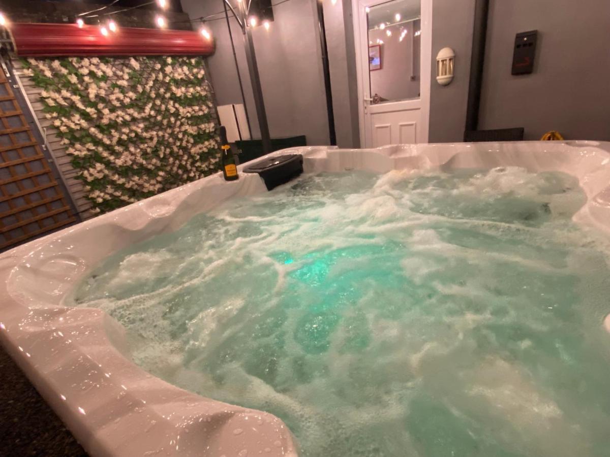 Coach House With Hot Tub & Log Fire