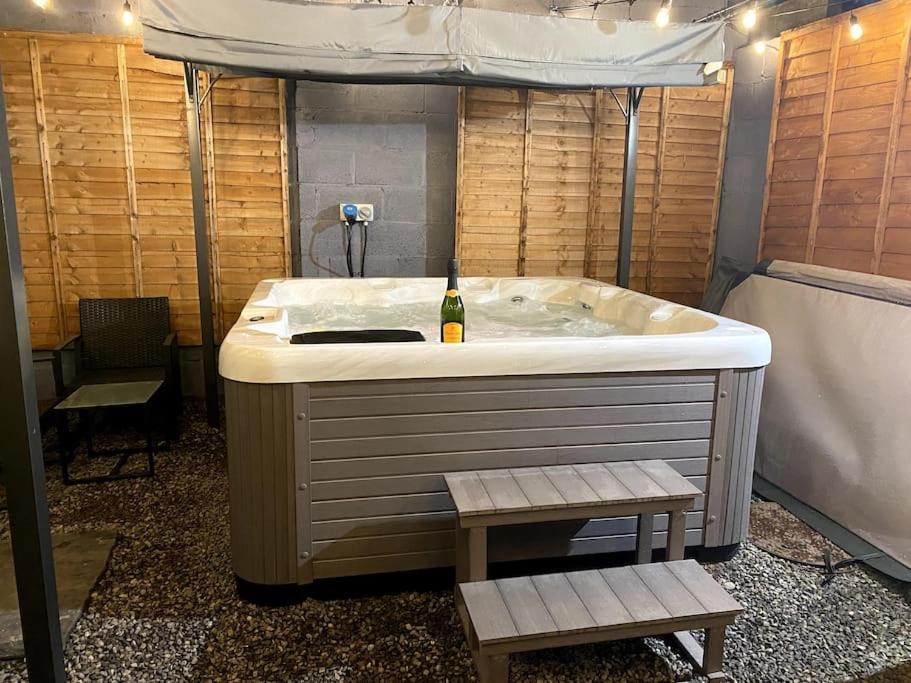 Coach House With Hot Tub & Log Fire * Cardiff