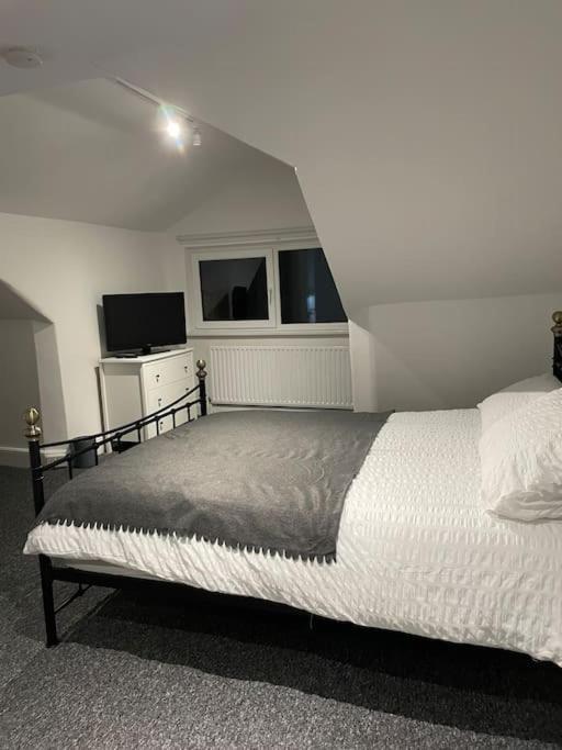 City Center House, Cardiff, Parking Permit And Garden *