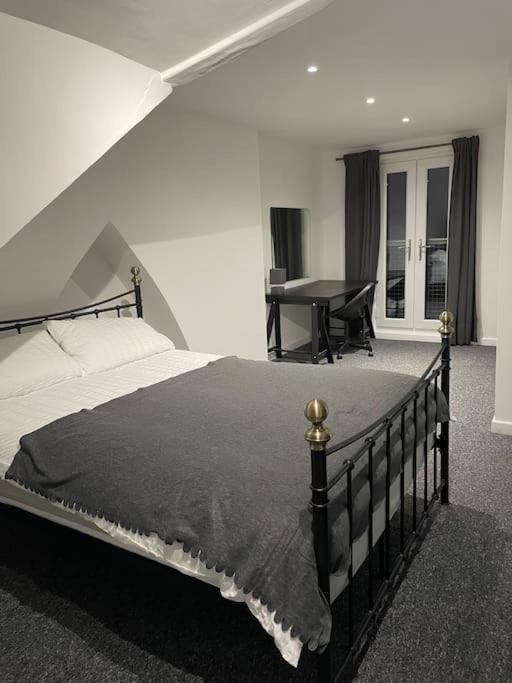 City Center House, Cardiff, Parking Permit And Garden