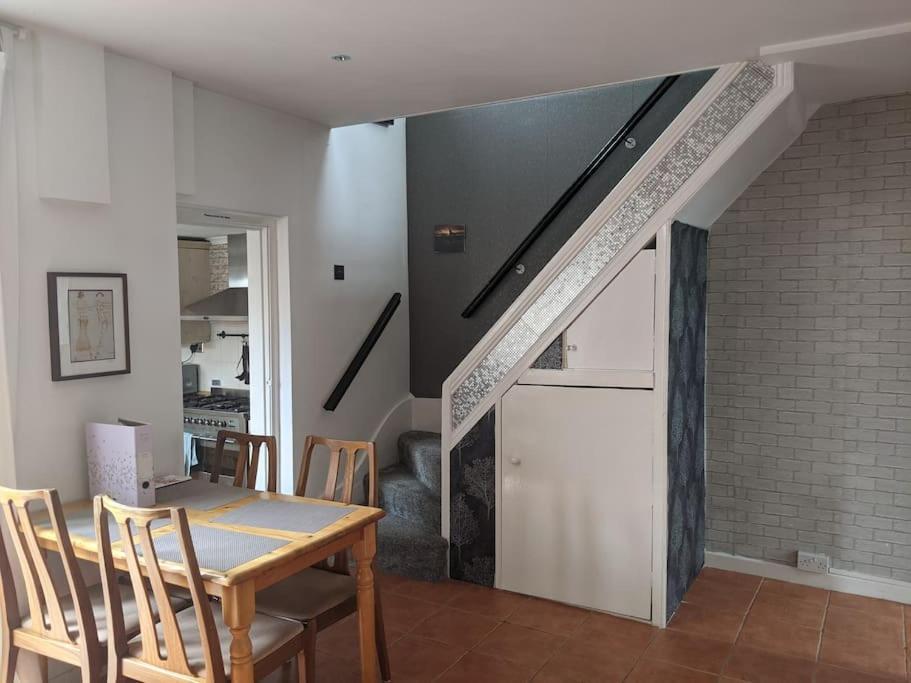 Penarth Town Terrace, Close To Cafes, Beaches,