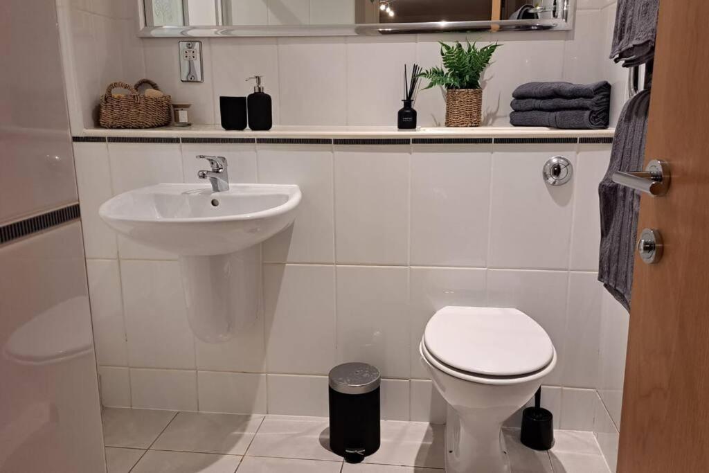 Spacious 2 Bed Perfect For Centre & Bay, Pool, Gym Apartment