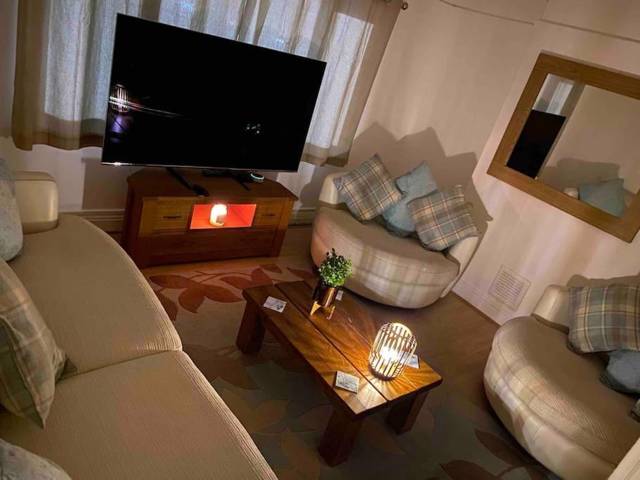 Spacious 2 Bed Apartment, Close To Village Shops