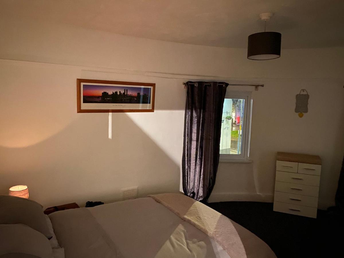 Spacious 2 Bed Apartment, Close To Village Shops * Cardiff