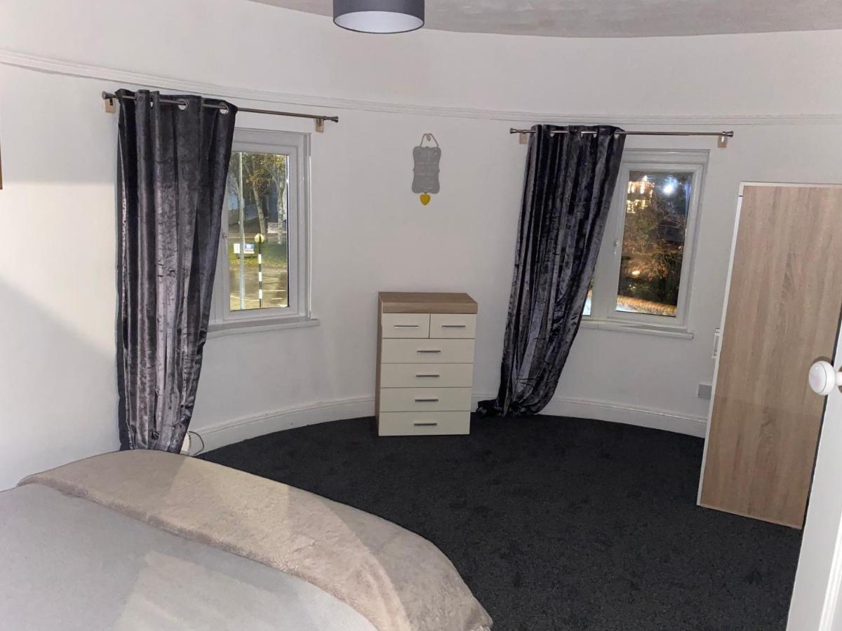 Spacious 2 Bed Apartment, Close To Village Shops Cardiff