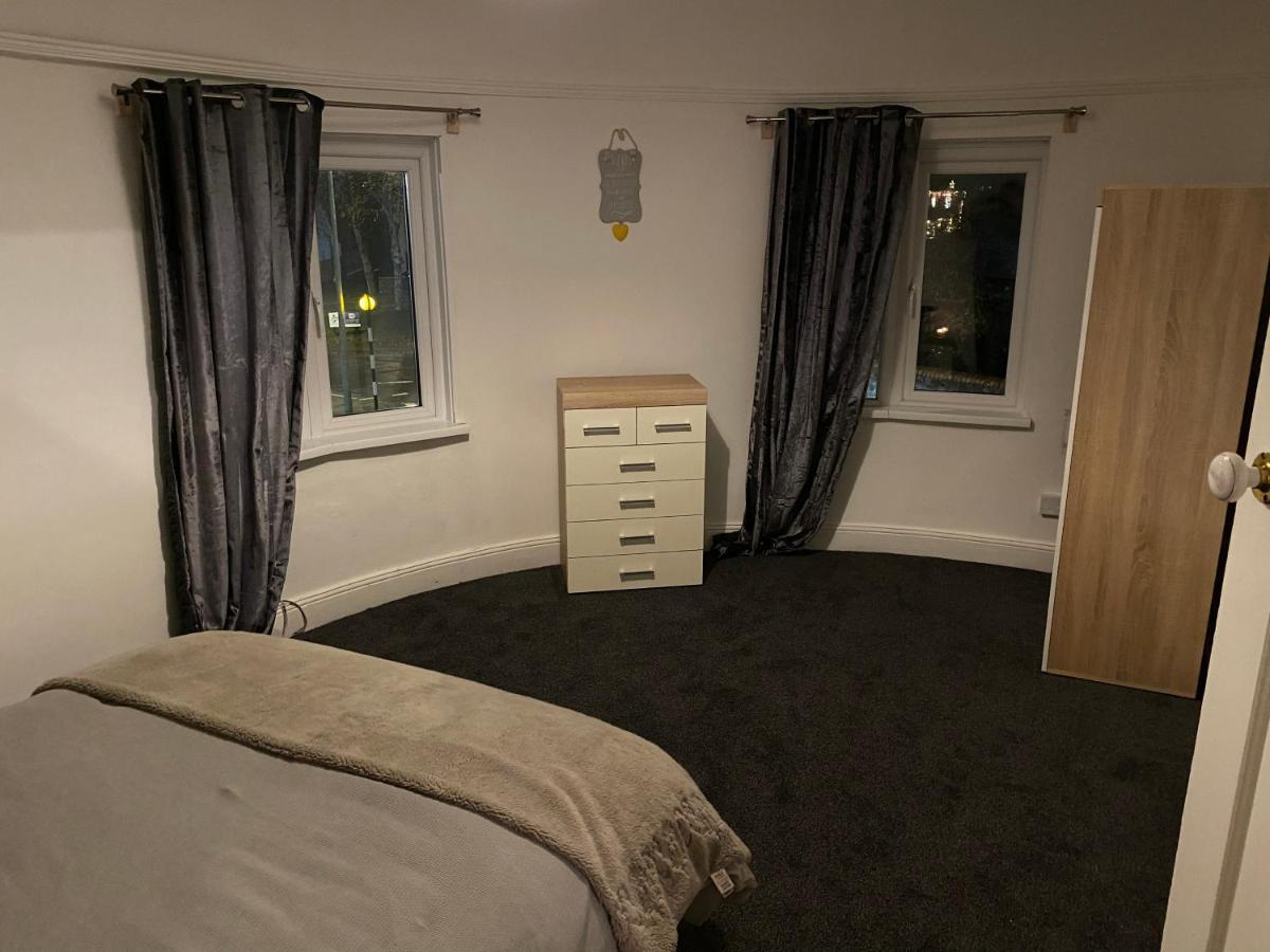 Spacious 2 Bed Apartment, Close To Village Shops * Cardiff