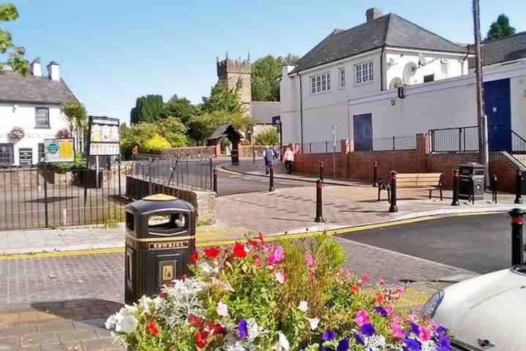 Spacious 2 Bed Apartment, Close To Village Shops Apartment