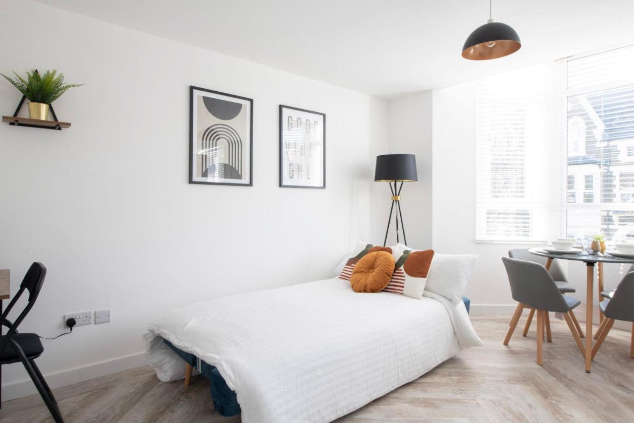 Connaught House - City Centre - Free Parking & Wi-fi