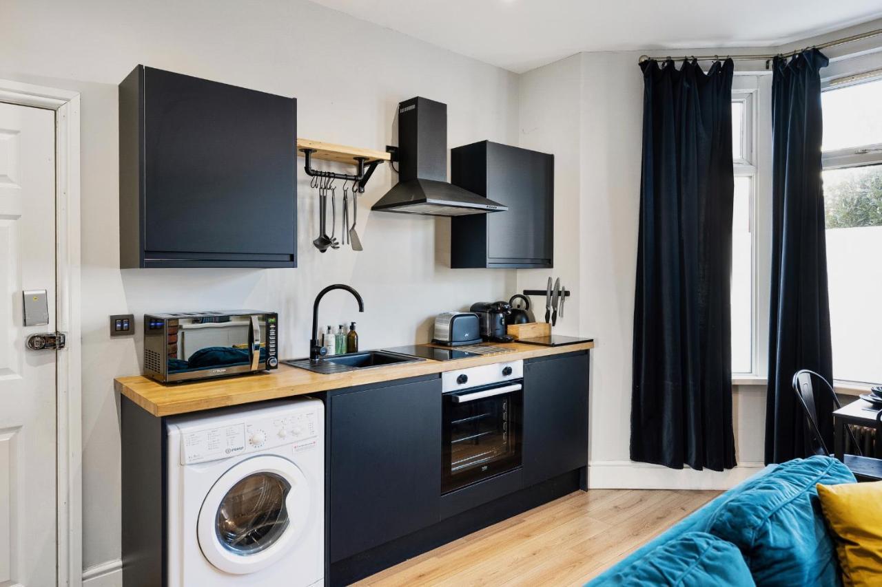 Stylish Modern Near The Centre With Nearby Off-road Parking *