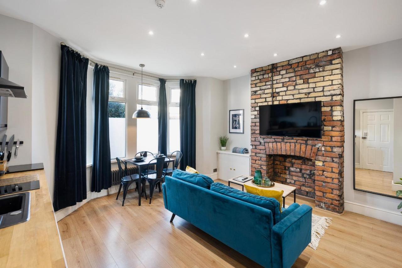 Apartment Stylish Modern Near The Centre With Nearby Off-road Parking *