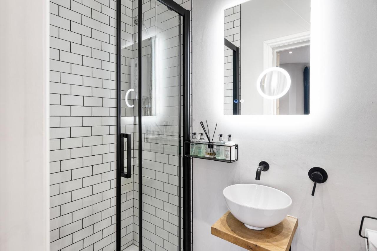Apartment Stylish Modern Near The Centre With Nearby Off-road Parking *