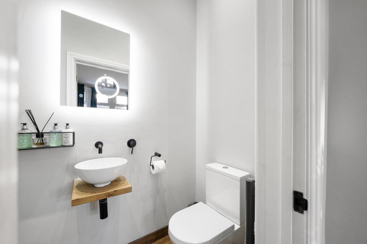 Stylish Modern Near The Centre With Nearby Off-road Parking Apartment