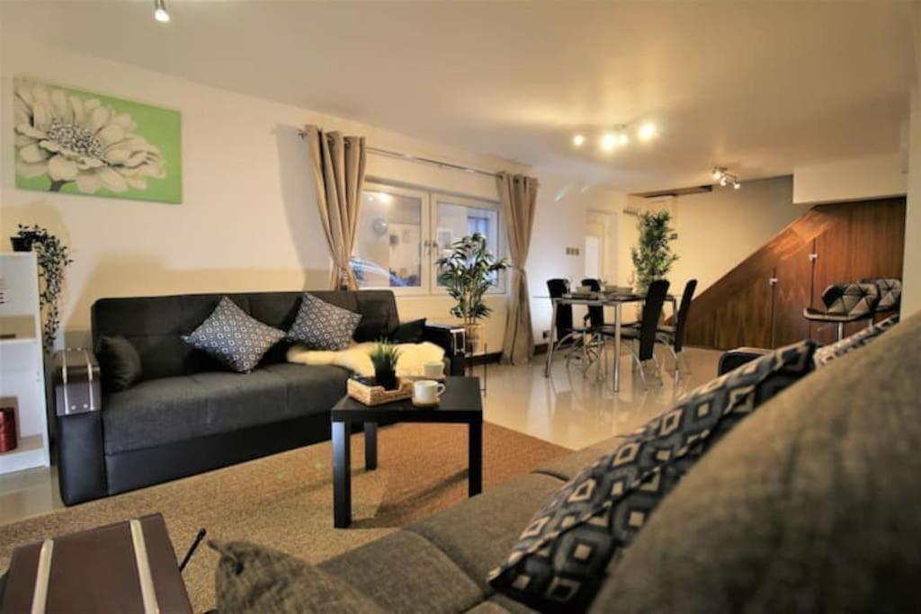 Ty Glas Mews By Promise *