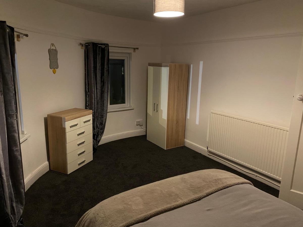 Apartment Spacious 2 Bed Apartment, Close To Village Shops