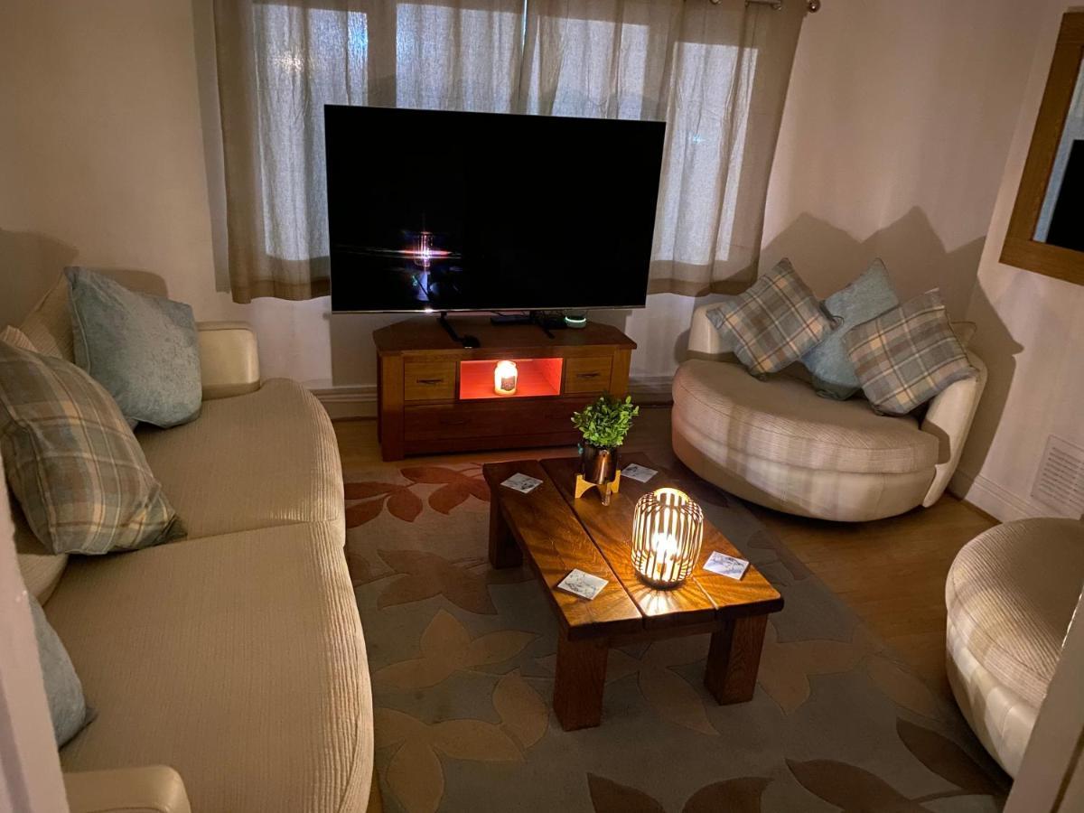Spacious 2 Bed Apartment, Close To Village Shops Apartment Cardiff
