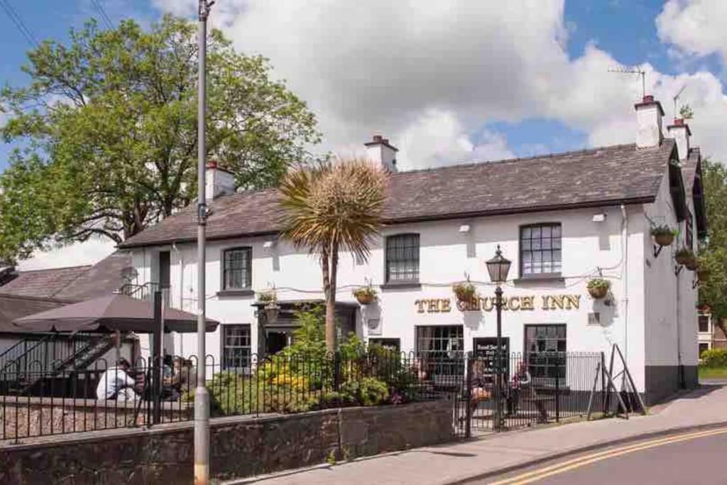 Spacious 2 Bed Apartment, Close To Village Shops *