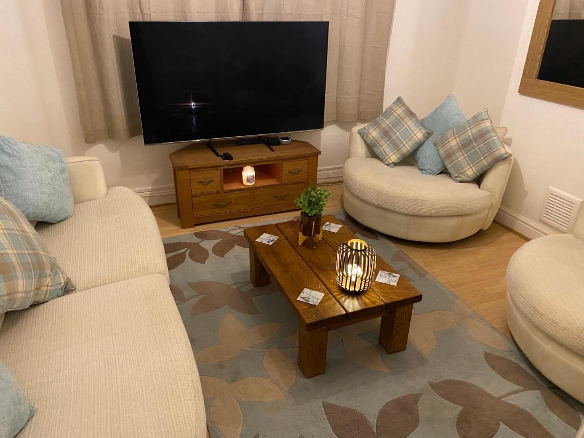 Spacious 2 Bed Apartment, Close To Village Shops *