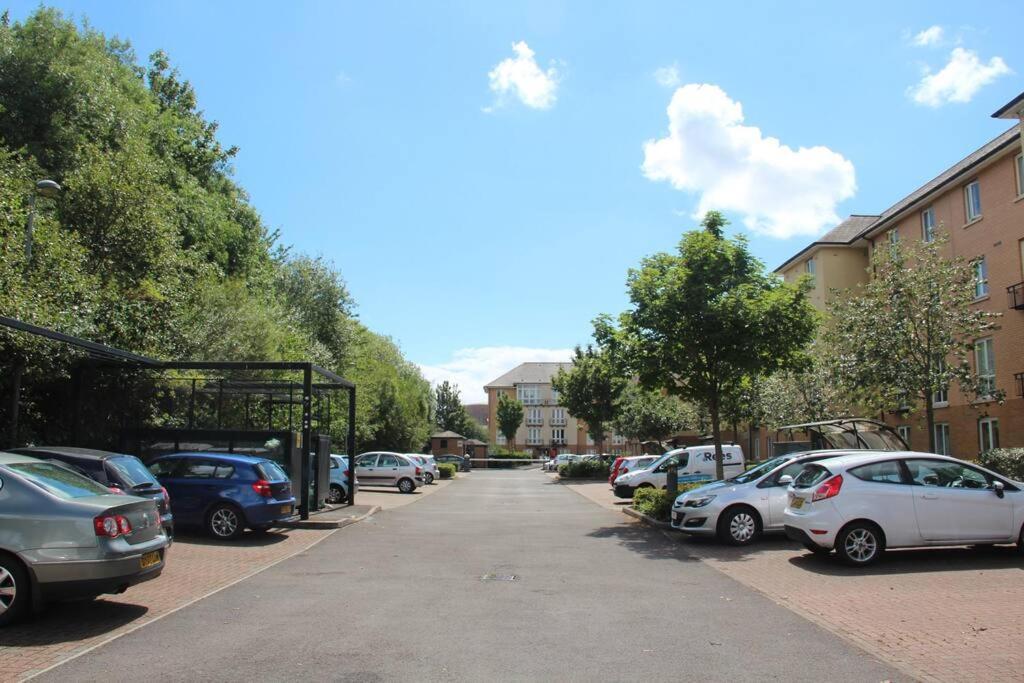 3 Bedroom Flat 10 Mins Walk To Bay And Center Free Parking