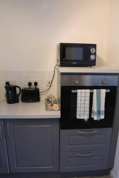 3 Bedroom Flat 10 Mins Walk To Bay And Center Free Parking Holiday home
