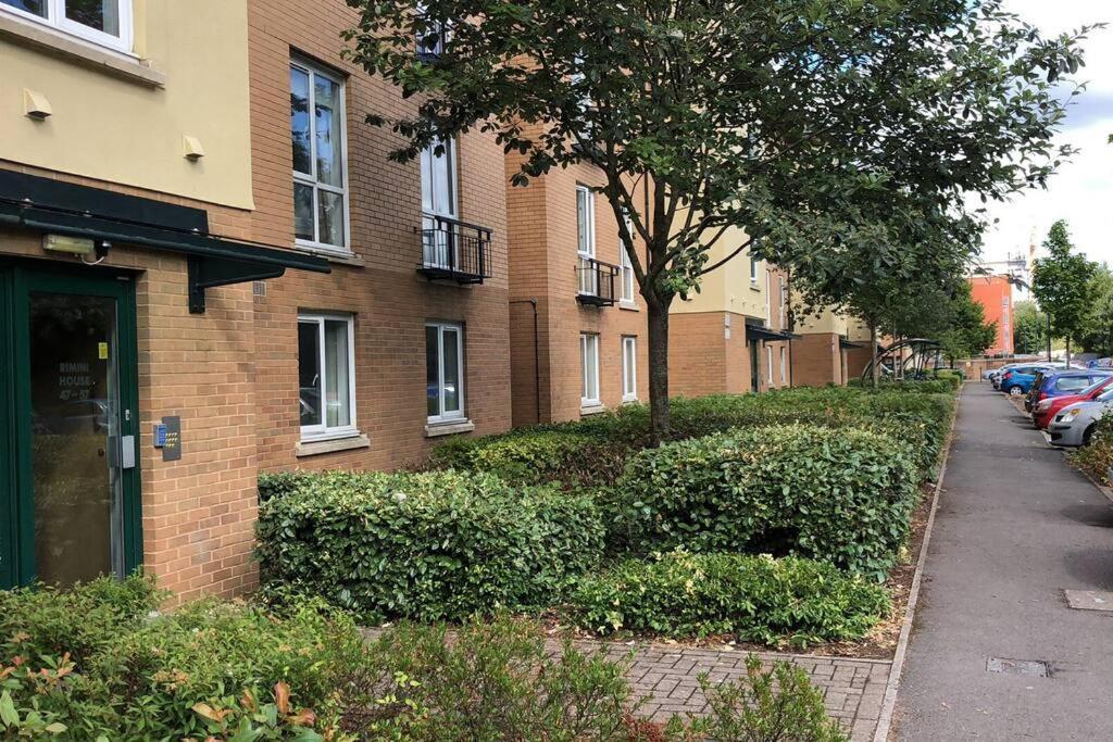 3 Bedroom Flat 10 Mins Walk To Bay And Center Free Parking *