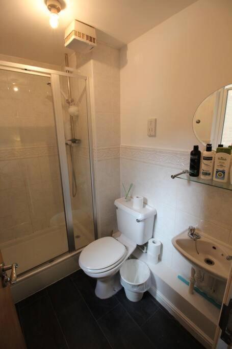 3 Bedroom Flat 10 Mins Walk To Bay And Center Free Parking
