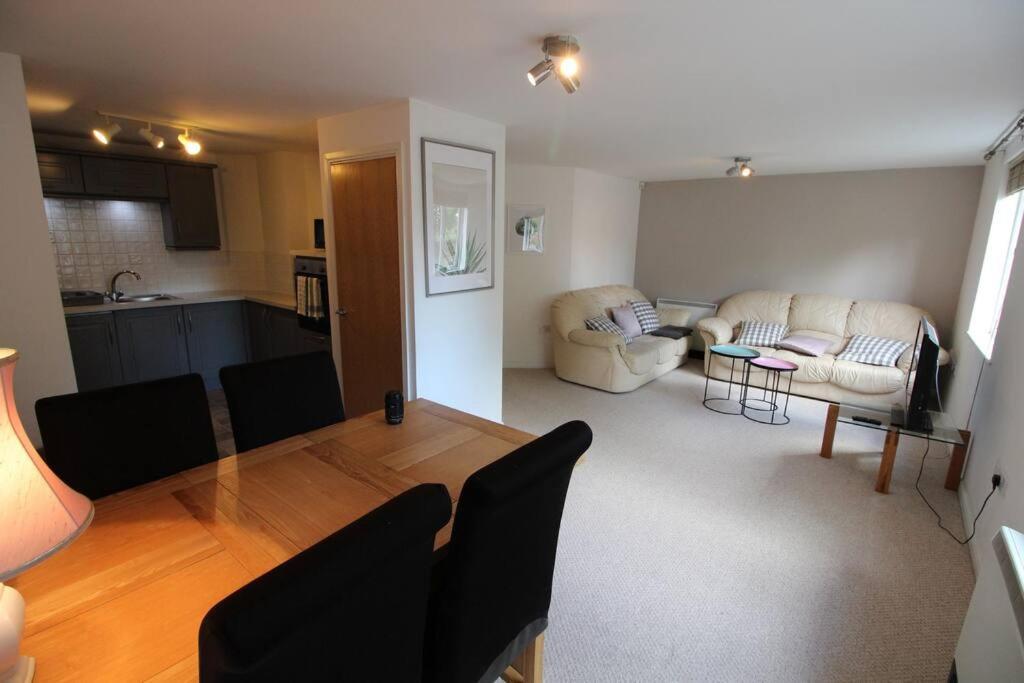 3 Bedroom Flat 10 Mins Walk To Bay And Center Free Parking Holiday home Cardiff