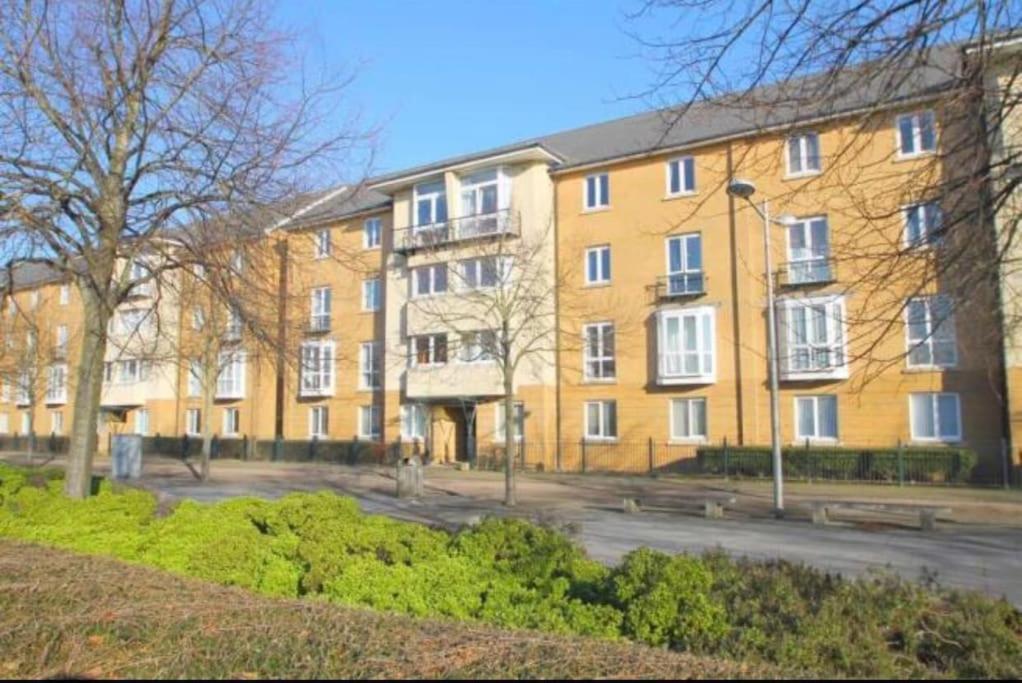 3 Bedroom Flat 10 Mins Walk To Bay And Center Free Parking
