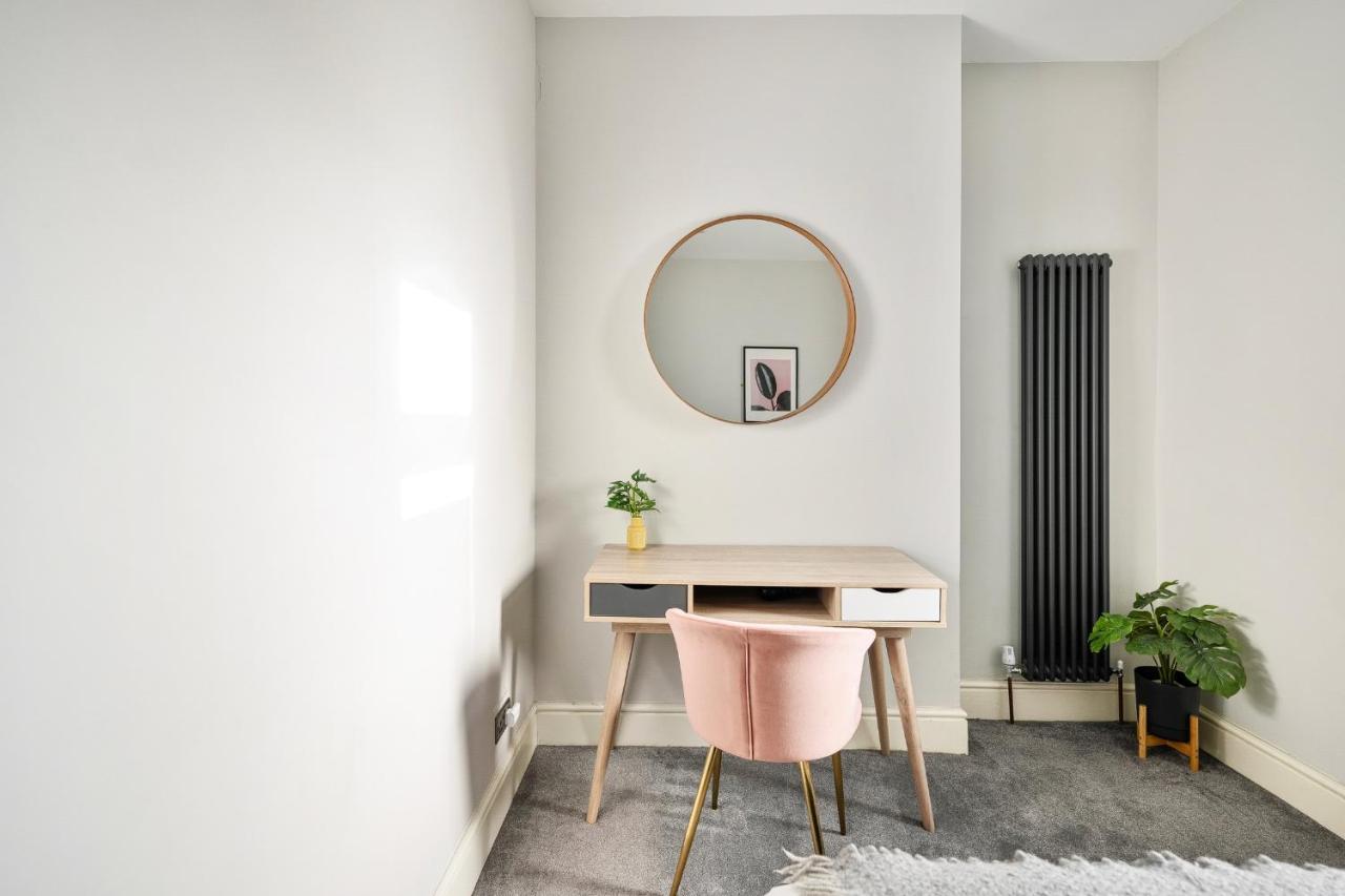 Stylish Modern Near The Centre With Nearby Off-road Parking