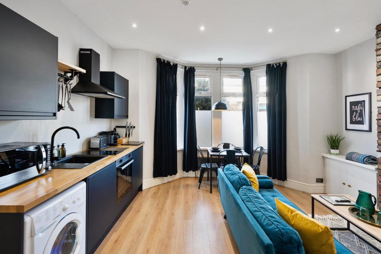 Stylish Modern Near The Centre With Nearby Off-road Parking