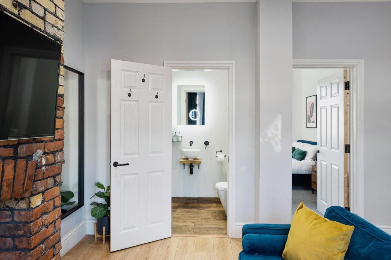 Stylish Modern Near The Centre With Nearby Off-road Parking *