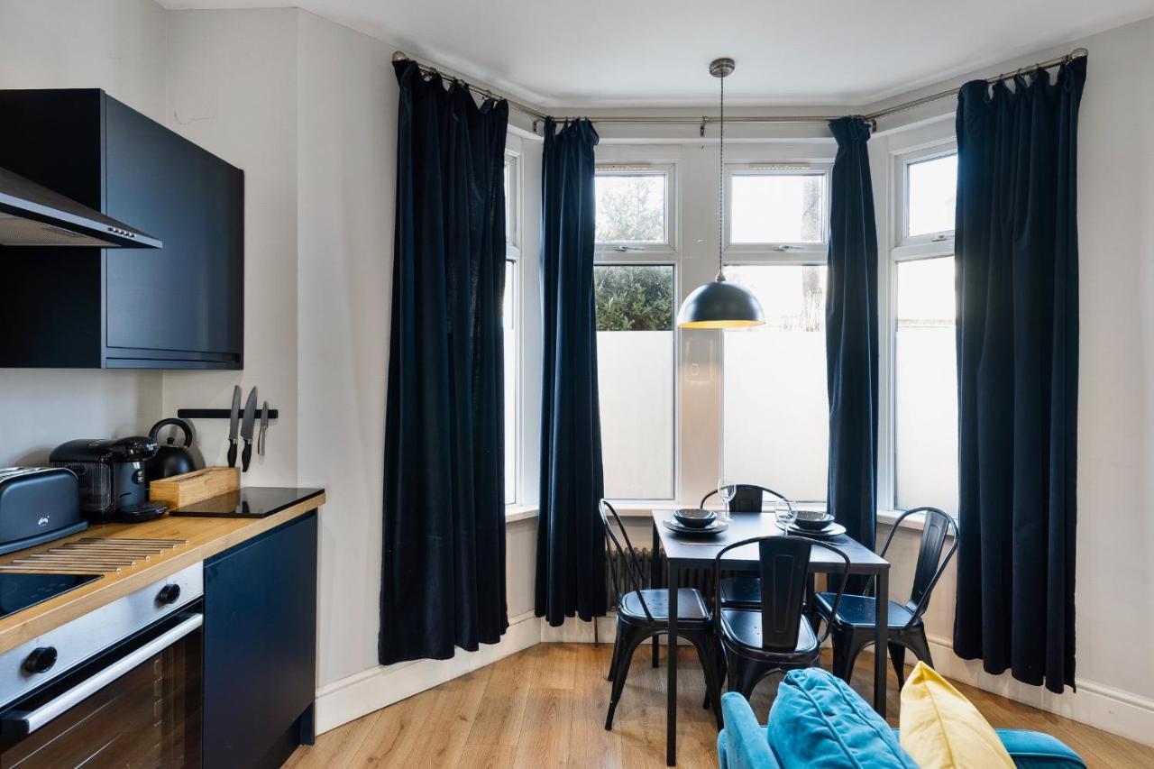 Stylish Modern Near The Centre With Nearby Off-road Parking *