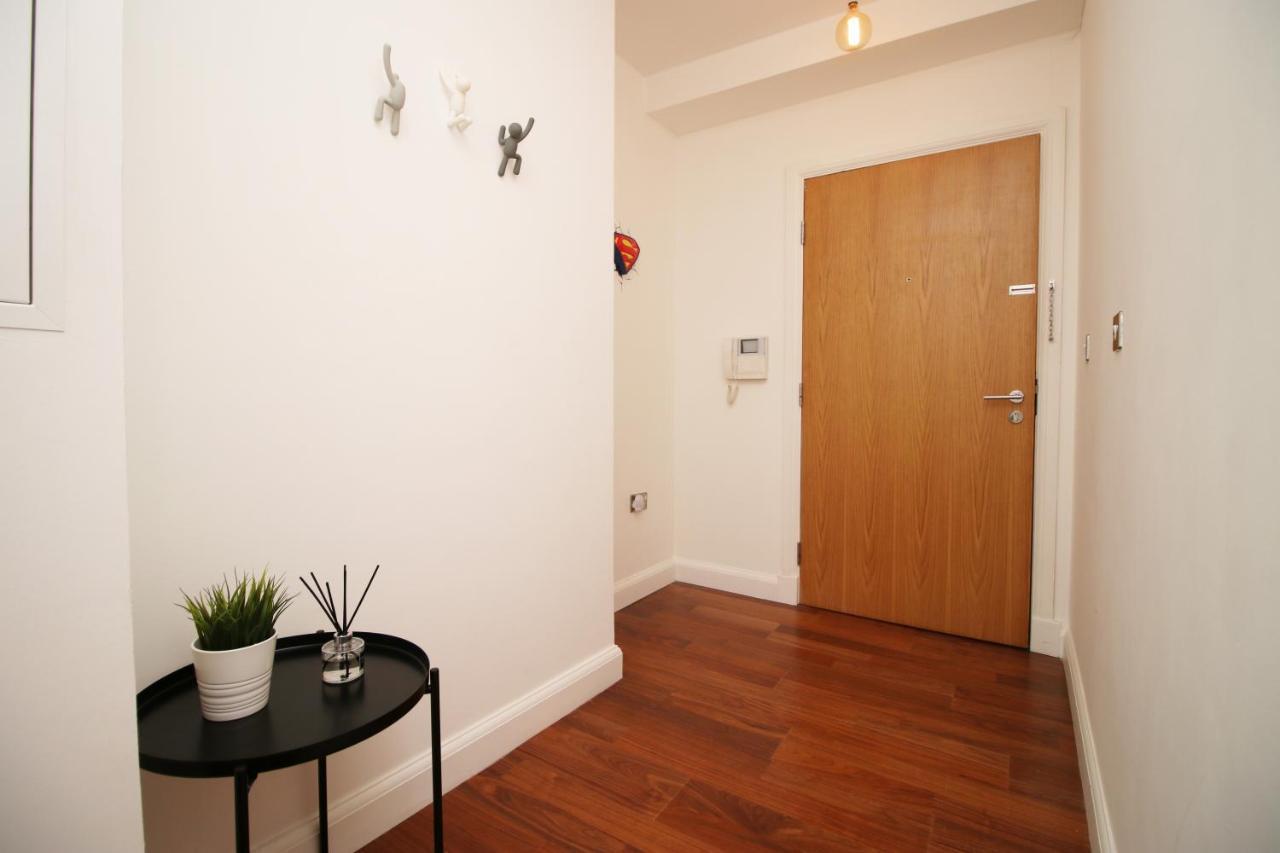 Apartment No 2 Under The Clock By Ssw - 2br, Right In The Centre, Sleeps 6 *