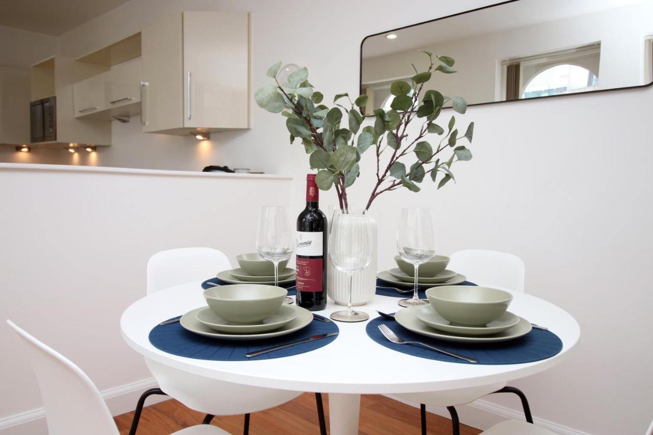 Apartment No 2 Under The Clock By Ssw - 2br, Right In The Centre, Sleeps 6 *