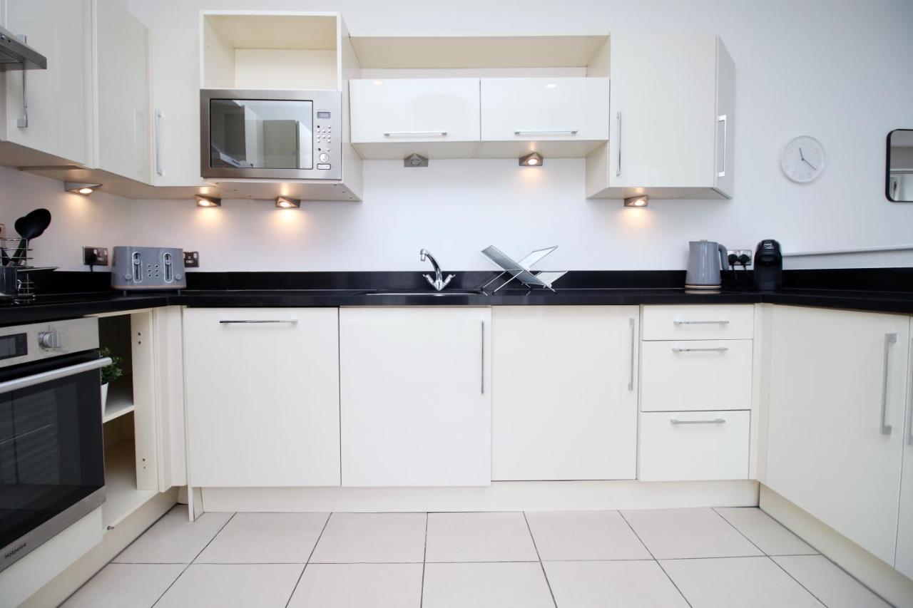 No 2 Under The Clock By Ssw - 2br, Right In The Centre, Sleeps 6 Apartment Cardiff
