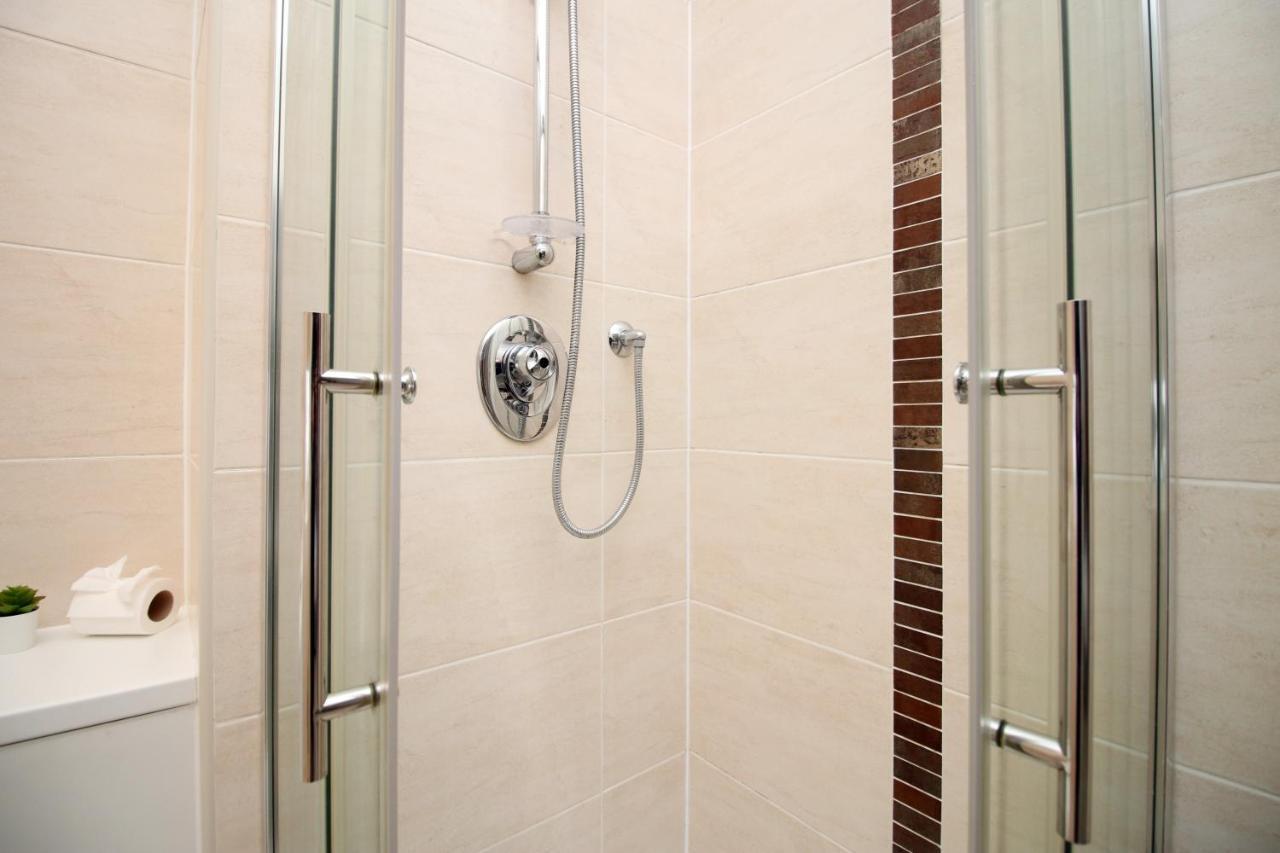 No 2 Under The Clock By Ssw - 2br, Right In The Centre, Sleeps 6 Apartment