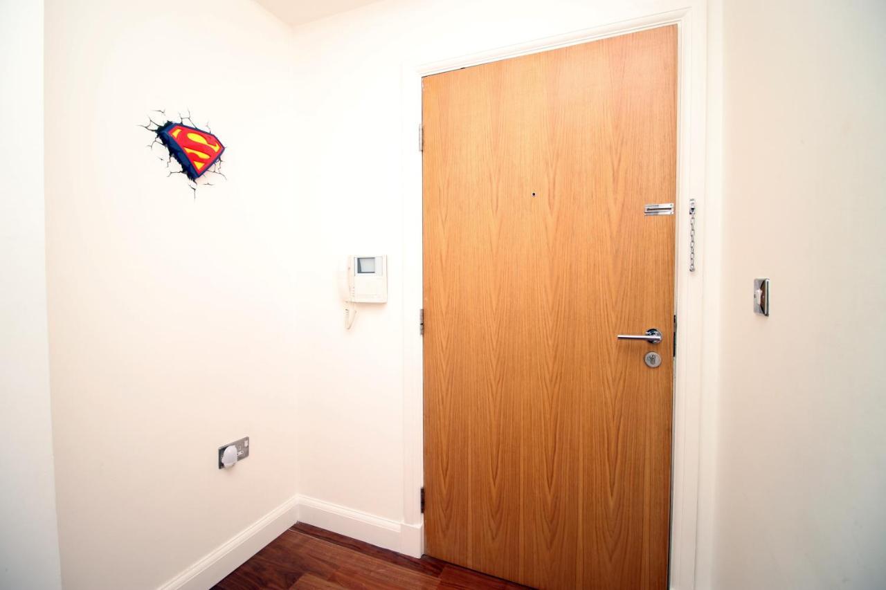 No 2 Under The Clock By Ssw - 2br, Right In The Centre, Sleeps 6 * Cardiff