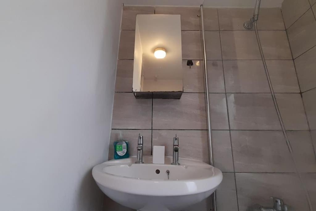 Spacious 4 Bedroom, Free Netflix, Central Location *