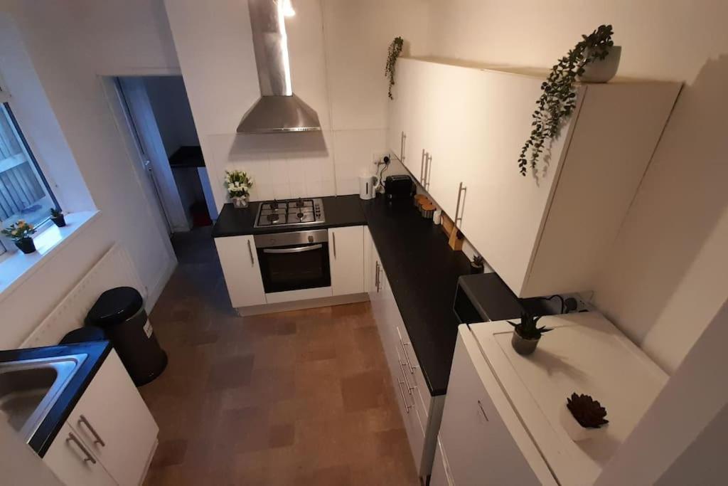 Apartment Spacious 4 Bedroom, Free Netflix, Central Location *