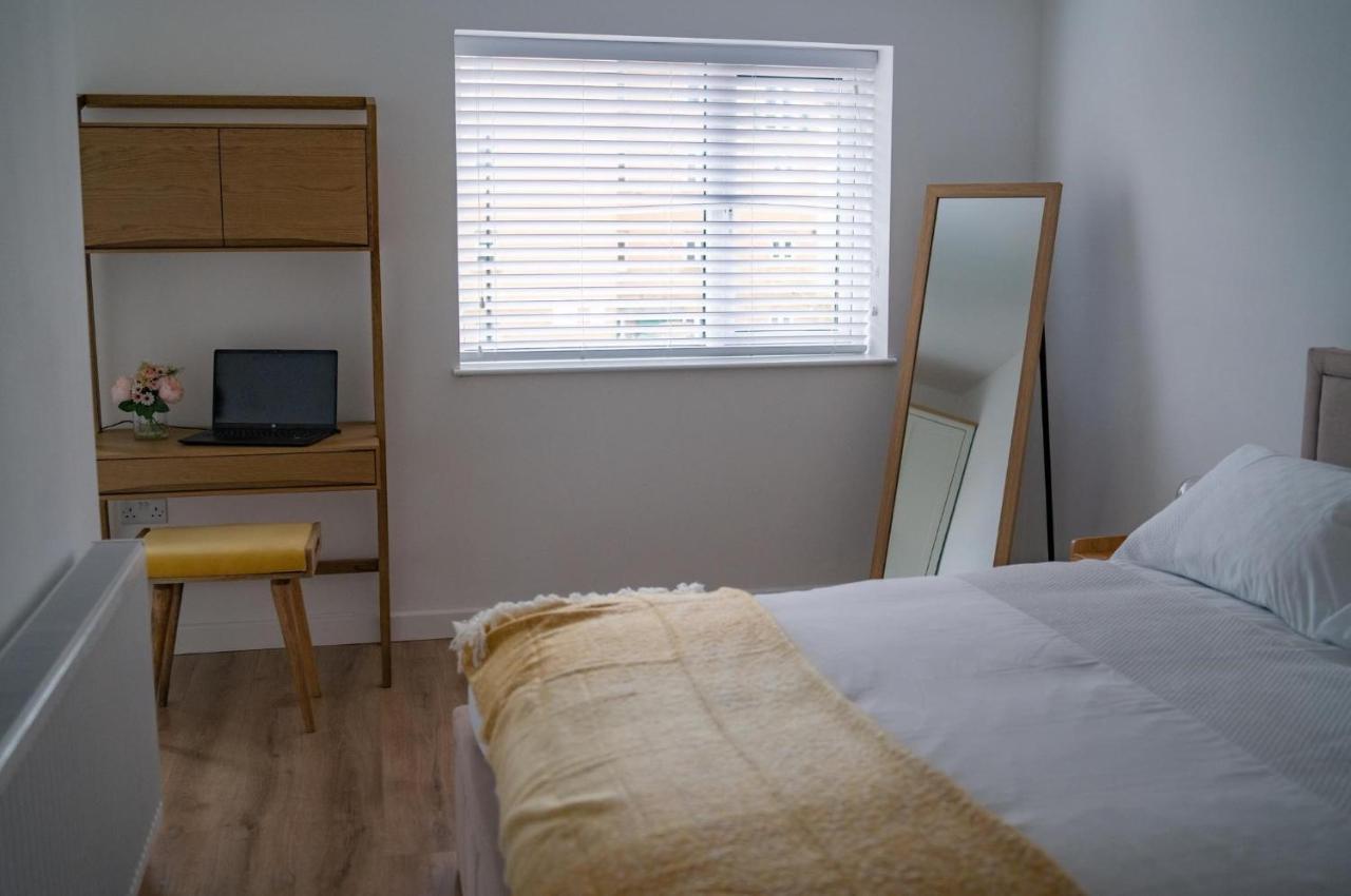 The Red House Modern Stylish From Walking Distance To Bay And Centre With Parking *