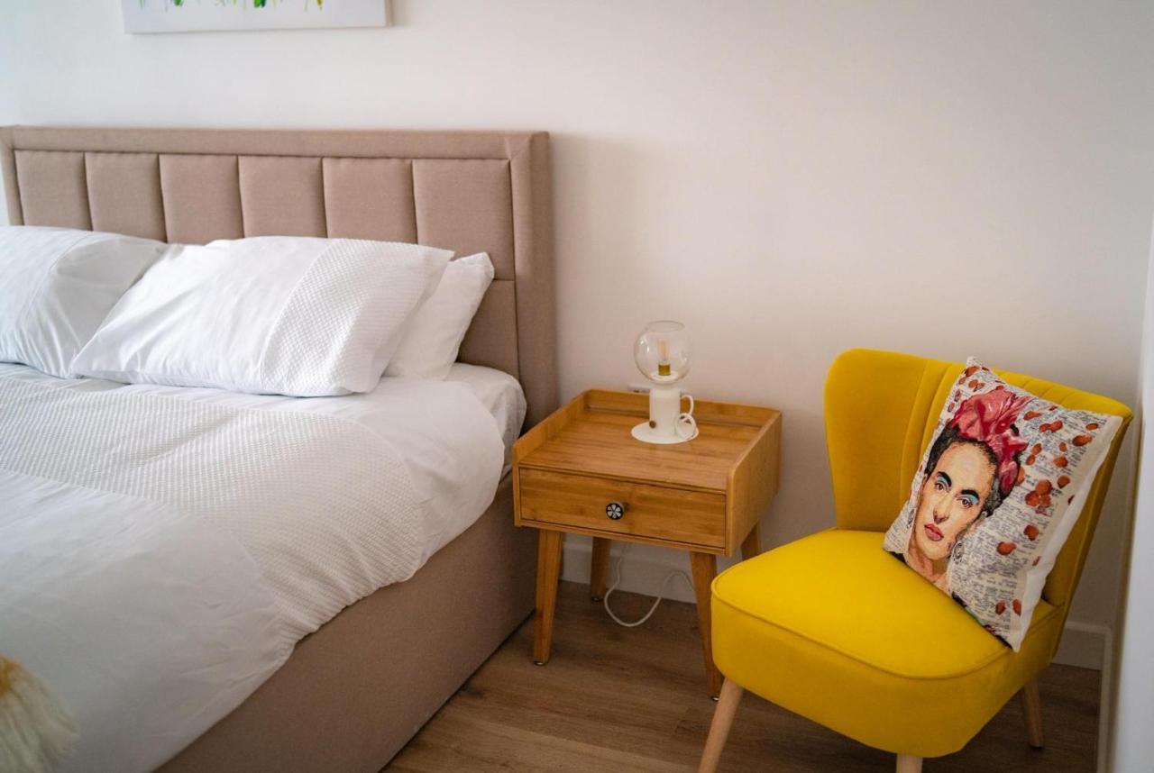 The Red House Modern Stylish From Walking Distance To Bay And Centre With Parking Holiday home *