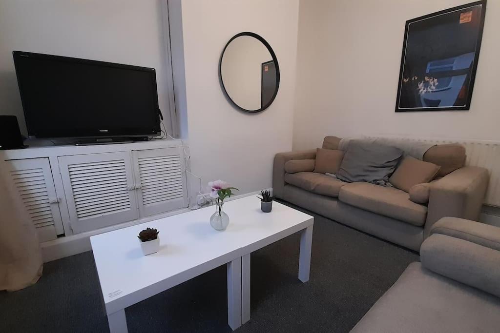 Spacious 4 Bedroom, Free Netflix, Central Location Apartment *
