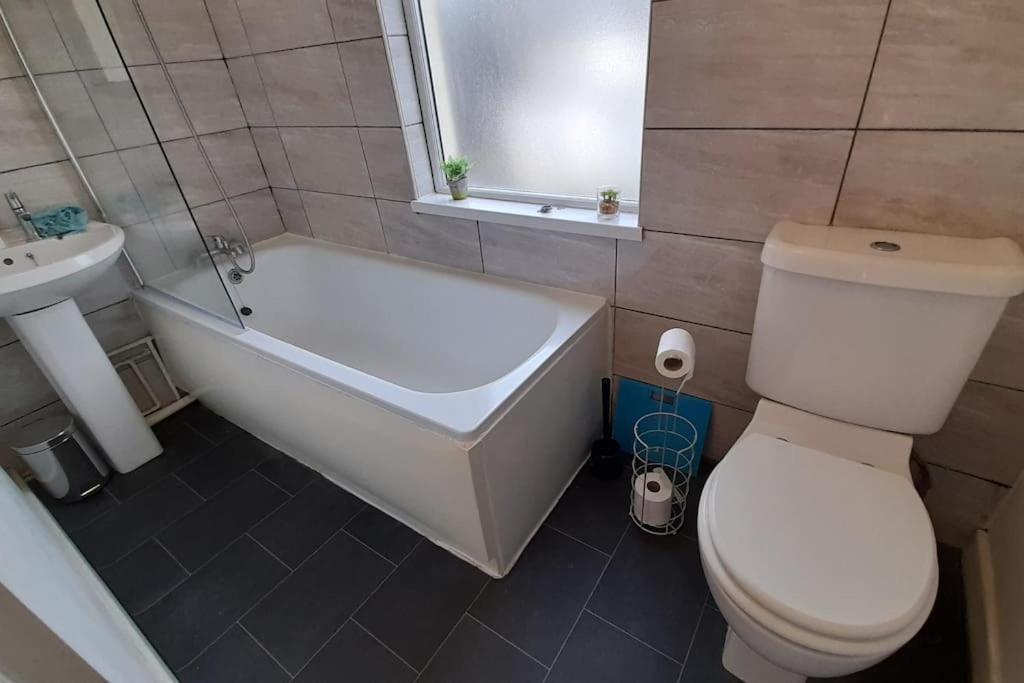 Spacious 4 Bedroom, Free Netflix, Central Location Apartment *