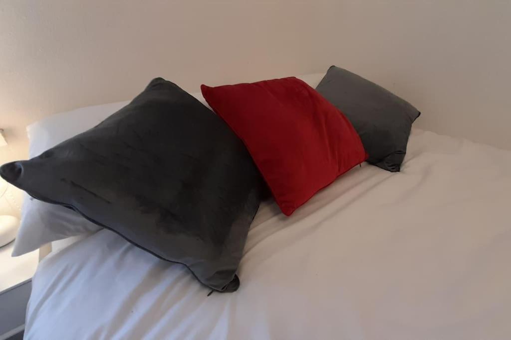 Spacious 4 Bedroom, Free Netflix, Central Location * Cardiff