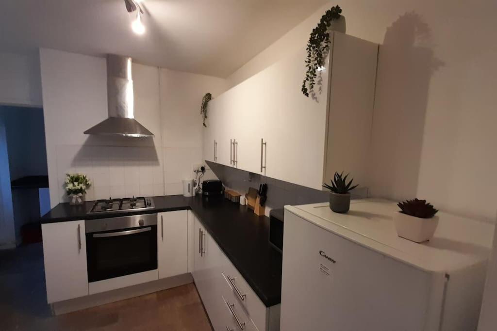Spacious 4 Bedroom, Free Netflix, Central Location Apartment